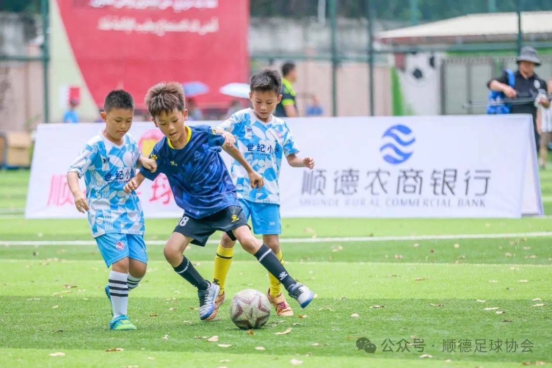 中国足球联赛热闹非凡，球队竞技水平逐渐提升的简单介绍